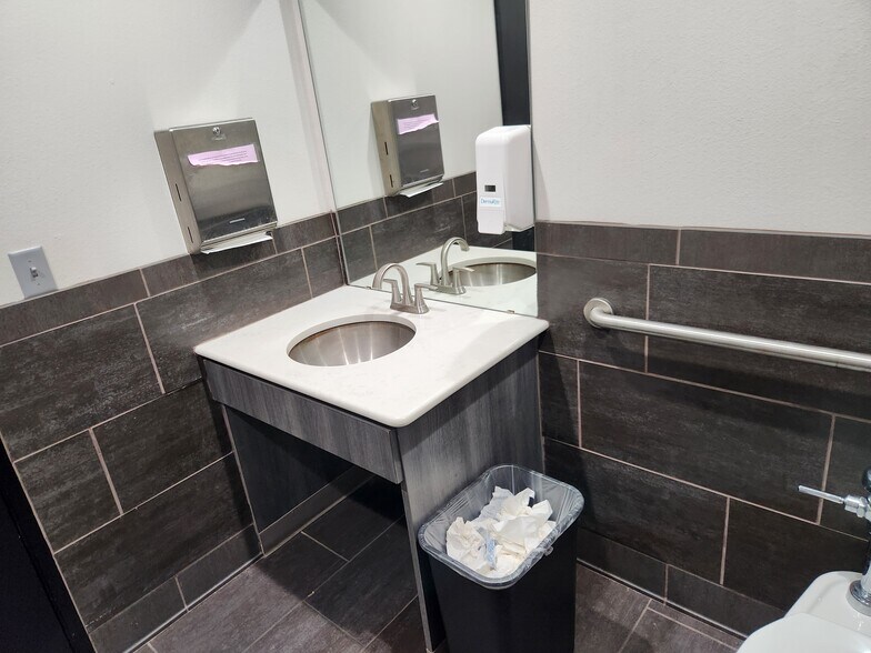 More Photos Of 2895 Lewis Ln, Paris Medical For Sale