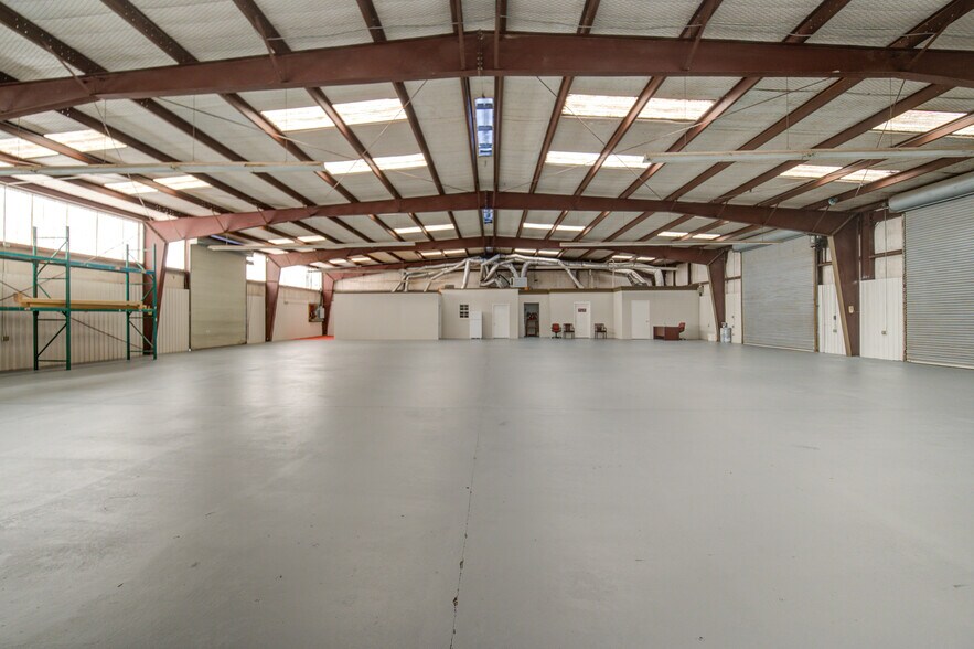 More Photos Of 9399 Summerbell, Houston Warehouse For Lease