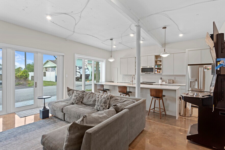 More Photos Of 103 E Genesee St, Tampa General Retail For Sale