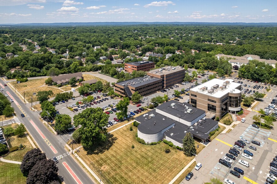 More Photos Of 98 James St, Edison Medical For Lease