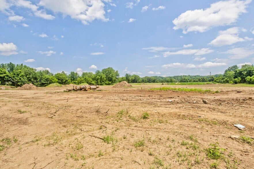 More Photos Of 166-186 Ashley Ave, West Springfield Land For Lease