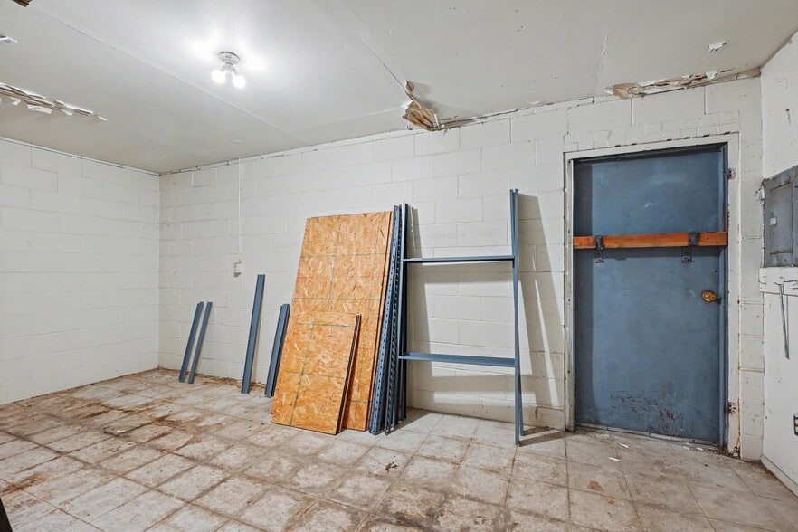 More Photos Of 9420-9424 MO-100, New Haven General Retail For Sale