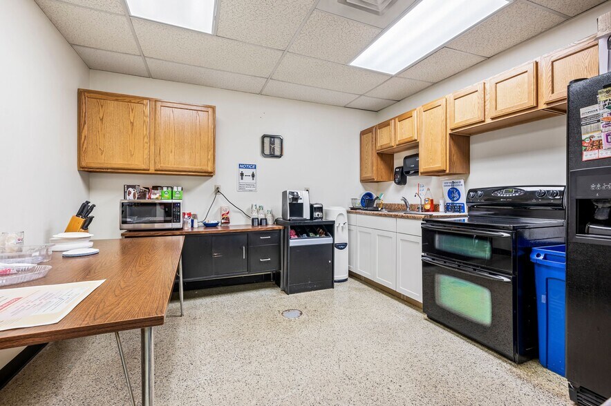 More Photos Of 921 Saw Mill Run Blvd, Pittsburgh Light Distribution For Sale