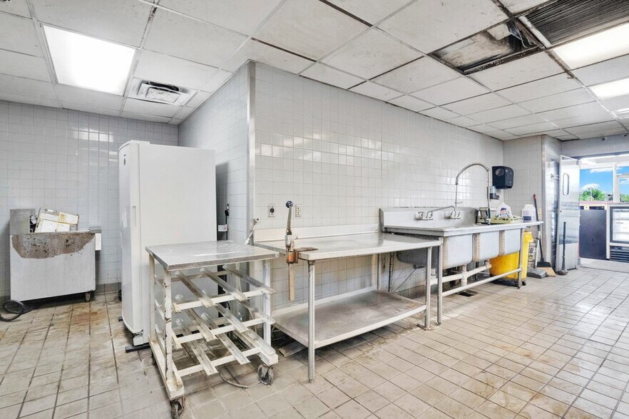 More Photos Of 9710 E Colonial Dr, Orlando Fast Food For Sale