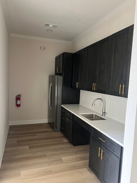 More Photos Of 1325 Main St, Katy Office For Lease