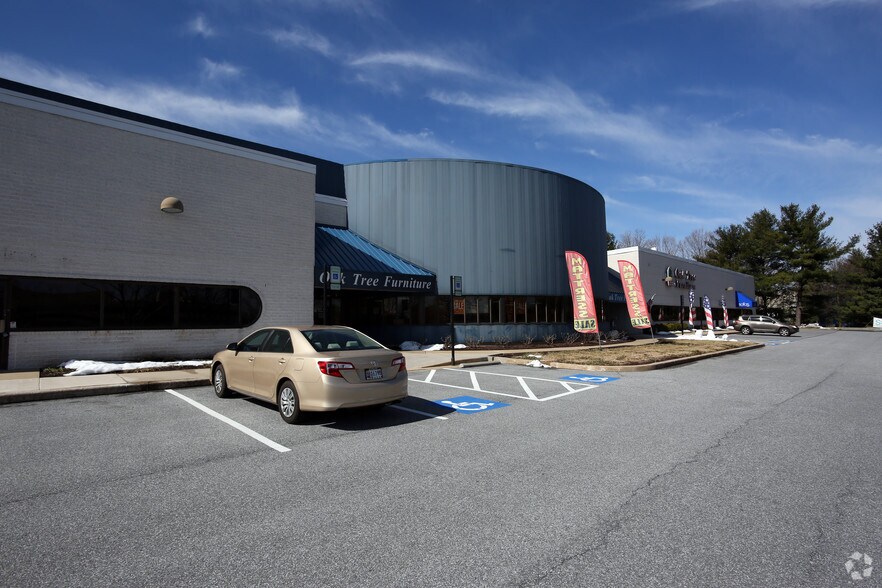 More Photos Of 8895 McGaw Rd, Columbia Light Distribution For Lease