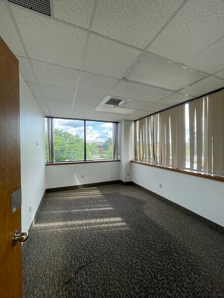 More Photos Of 2 Shaws Cv, New London Medical For Lease