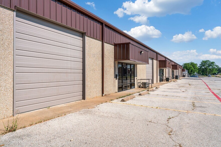 More Photos Of 801 Secretary Dr, Arlington Warehouse For Lease