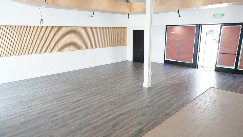 More Photos Of 16616 Ventura Blvd, Encino Restaurant For Lease