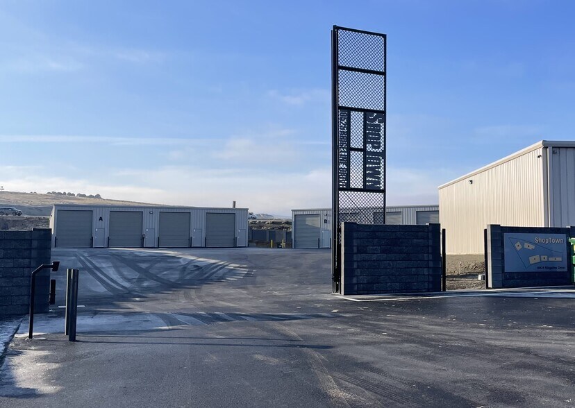 More Photos Of 10525 Ridgeline Dr, Kennewick Self Storage For Sale