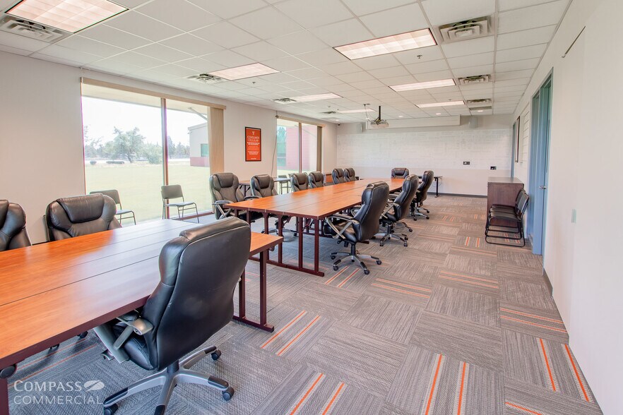 More Photos Of 2999 SW 6th St, Redmond Office For Lease