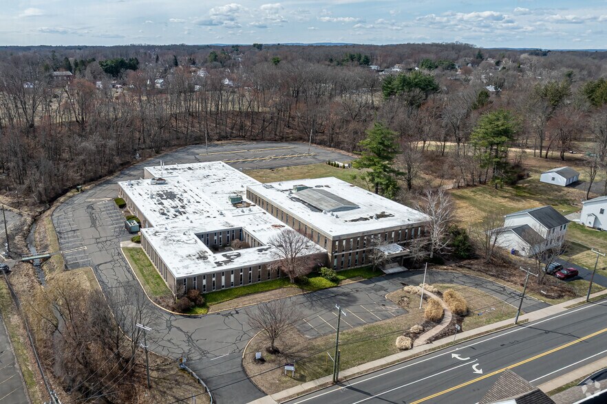 More Photos Of 2 Elm St, Windsor Locks Office For Lease