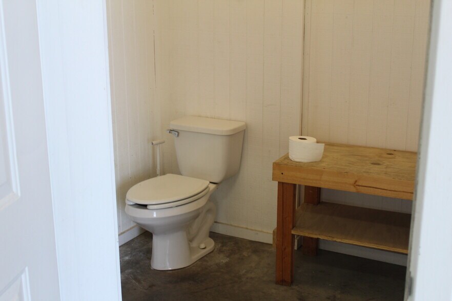 More Photos Of 1808 Barnett Dr, Weatherford Warehouse For Lease