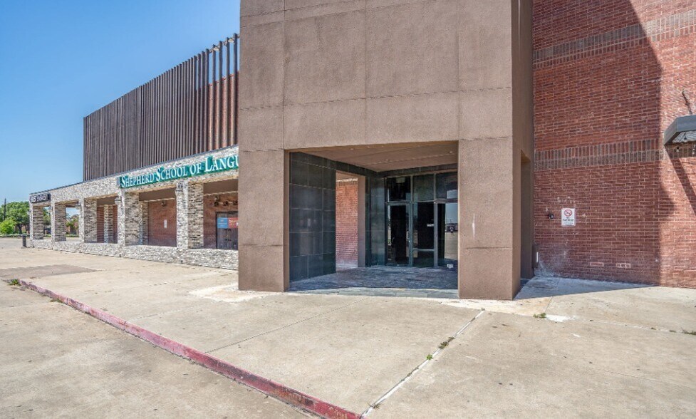 More Photos Of 1130 W Trinity Mills Rd, Carrollton General Retail For Sale