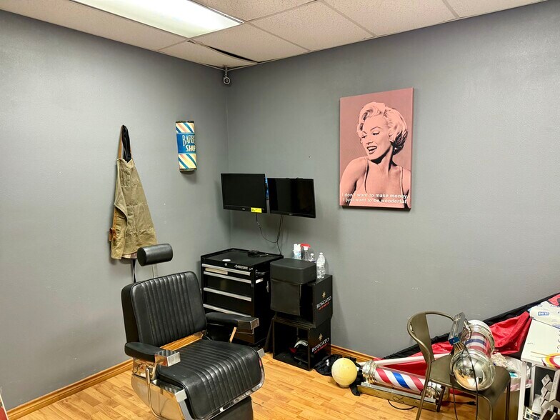 More Photos Of 5607 Kenwick St, San Antonio Showroom For Lease