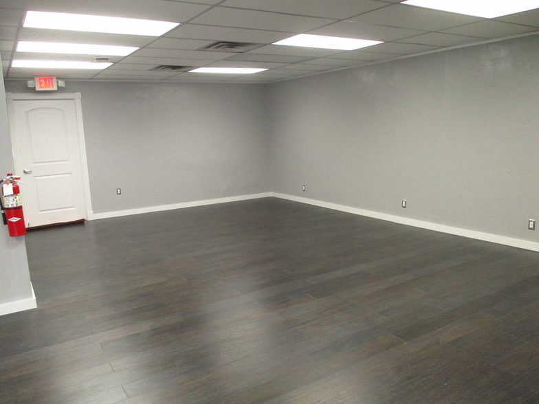 More Photos Of 1018 W Main St, Arlington Office For Lease