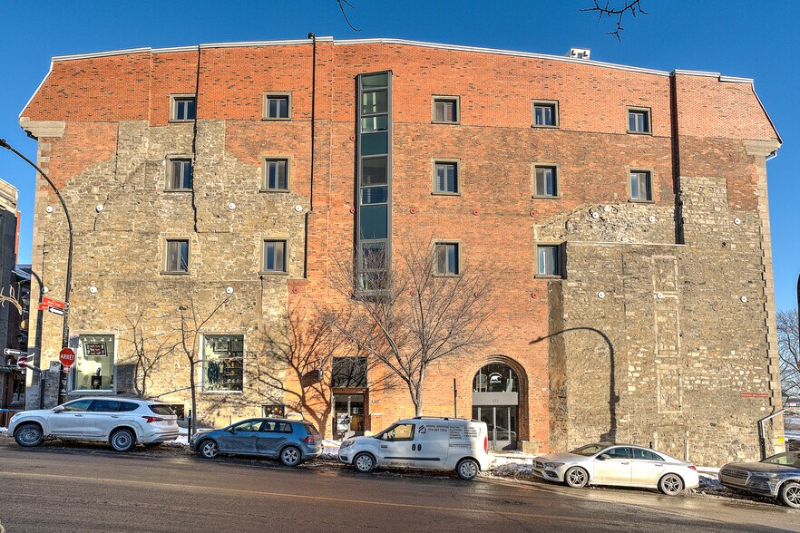 More Photos Of 3 Rue de la Commune E, Montréal Storefront Retail Residential For Sale