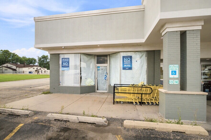 More Photos Of 692 Theodore St, Joliet Storefront For Lease