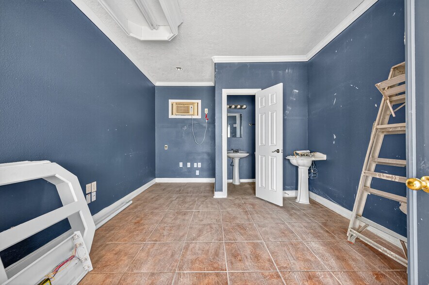 More Photos Of 11511 Jones Rd, Houston Freestanding For Sale