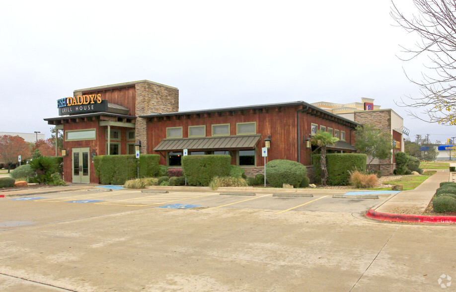 Primary Photo Of 15119 Interstate 35, Pflugerville Restaurant For Lease