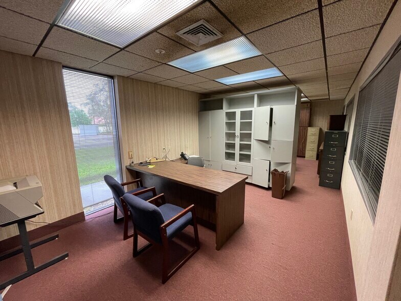 More Photos Of 3663 Bee Ridge Rd, Sarasota Medical For Lease