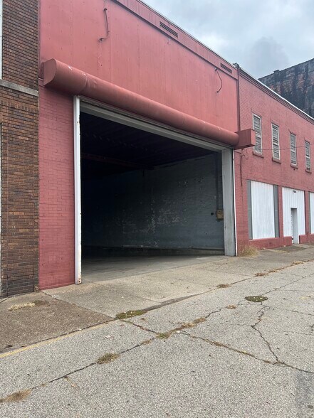 More Photos Of 740 8th Ave, Huntington Warehouse For Lease