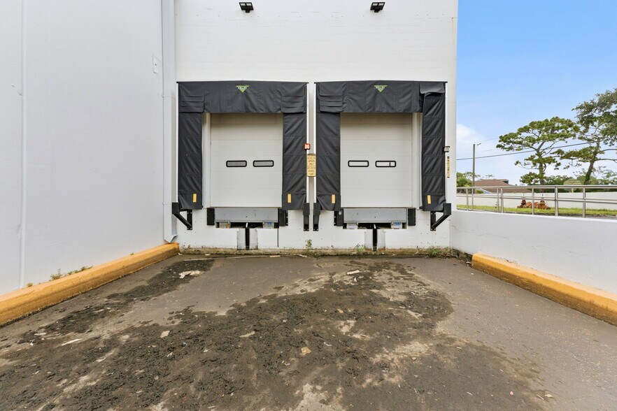 More Photos Of 2519 N McMullen Booth Rd, Clearwater Freestanding For Lease