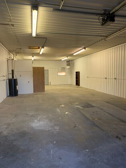More Photos Of 114 Stevens Dr, Iowa City Flex For Lease