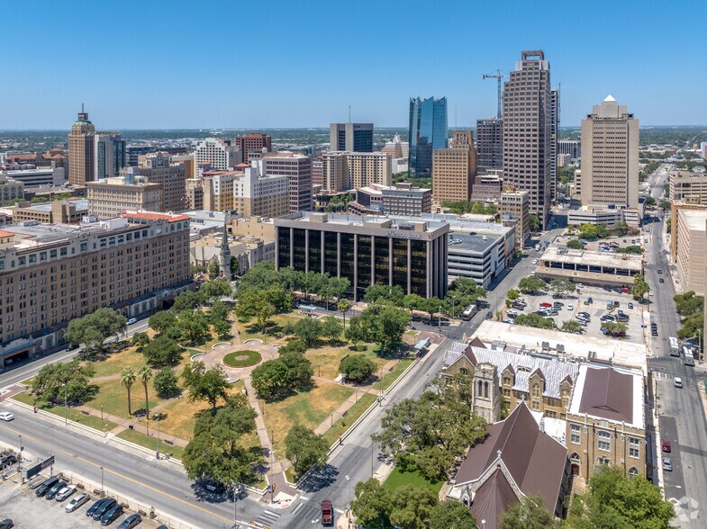 More Photos Of 711 Navarro St, San Antonio Office For Sale