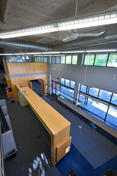 More Photos Of 1636 E Burnside St, Portland Office For Sale