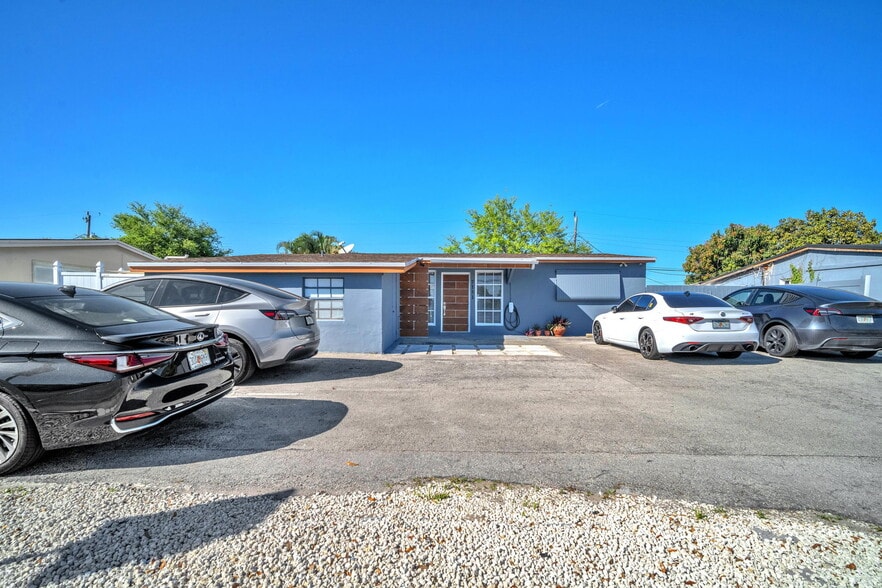 More Photos Of 7151 Taft St, Hollywood Office Residential For Sale