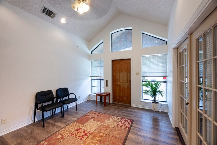 More Photos Of 1005 N Elm St, Denton Office For Lease
