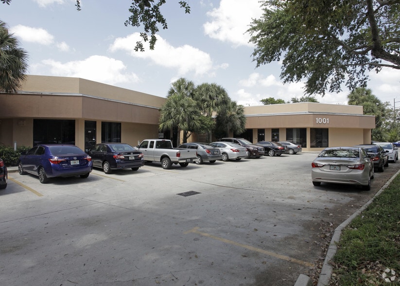 More Photos Of 1001-1015 W Newport Center Dr, Deerfield Beach Light Distribution For Lease