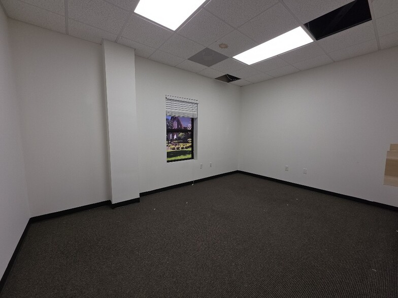 More Photos Of 39 Persimmon St, Bluffton Flex For Lease