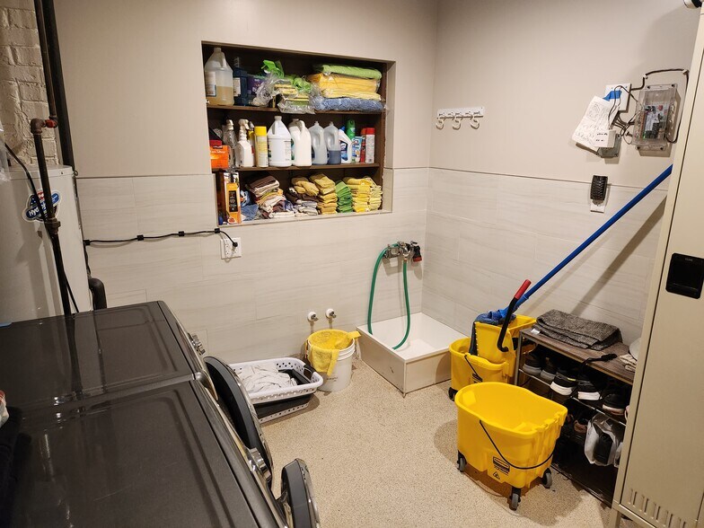 More Photos Of 2708-2714 S 9th Ave, Broadview Manufacturing For Sale