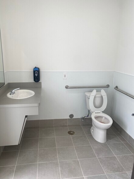 More Photos Of 9501 Forest Ln, Dallas Freestanding For Lease