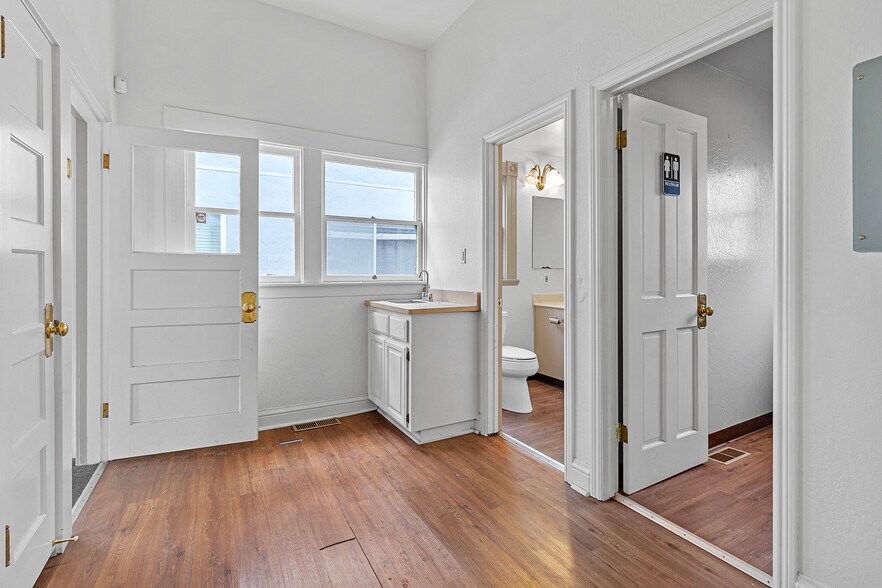 More Photos Of 2242 Washington Ave, San Leandro Office For Sale