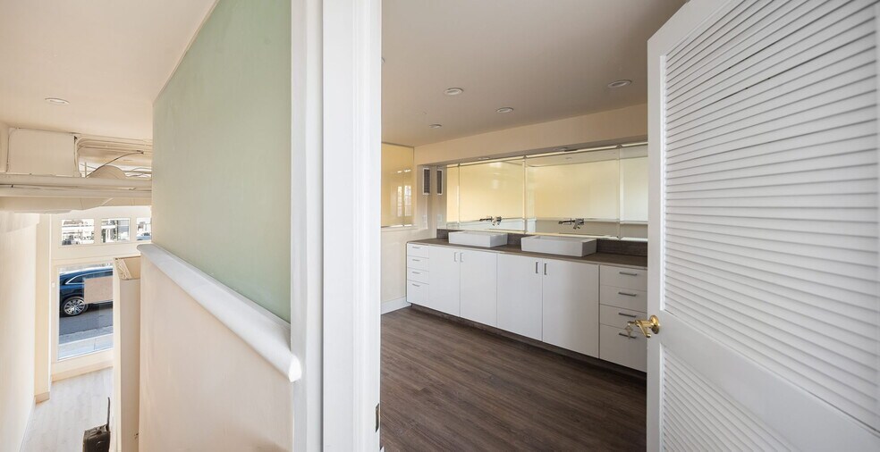 More Photos Of 9435-9439 Santa Monica Blvd, Beverly Hills Storefront Retail Office For Lease