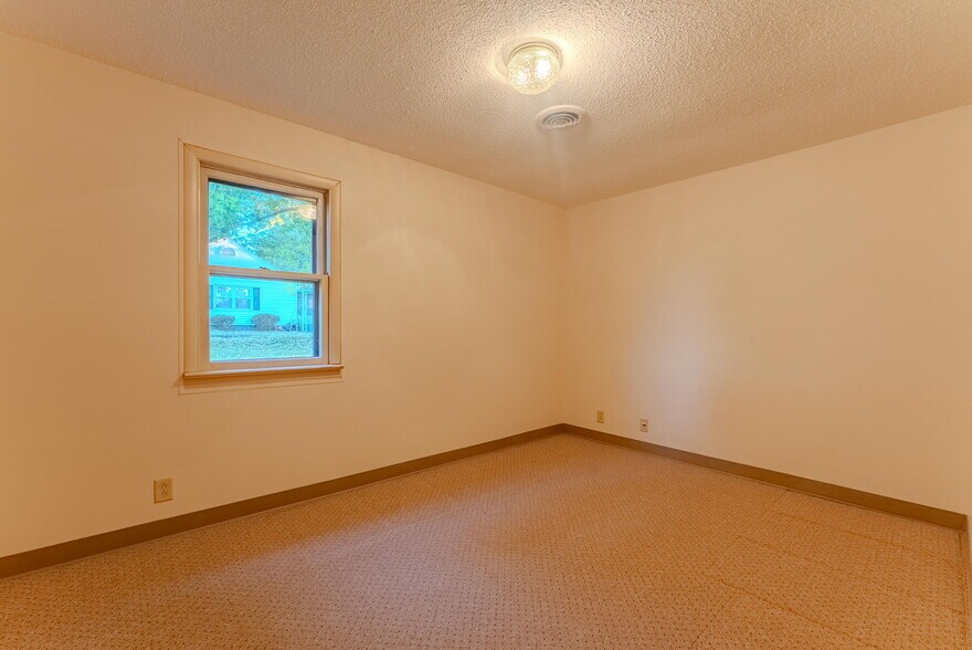 More Photos Of 508 N Broadway, Peru Office For Sale