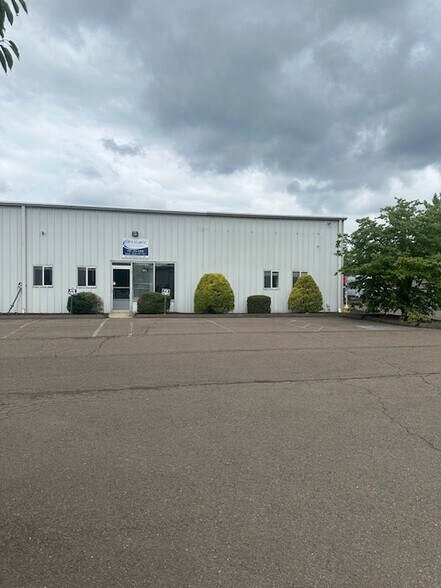 Primary Photo Of 30 Leonardo Dr, North Haven Warehouse For Lease