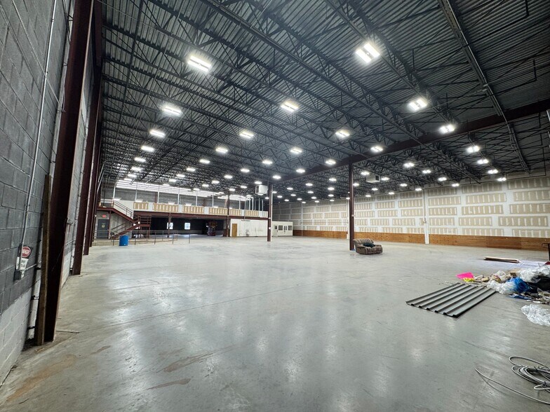 More Photos Of 700 Business Park Dr, Freehold Light Distribution For Lease