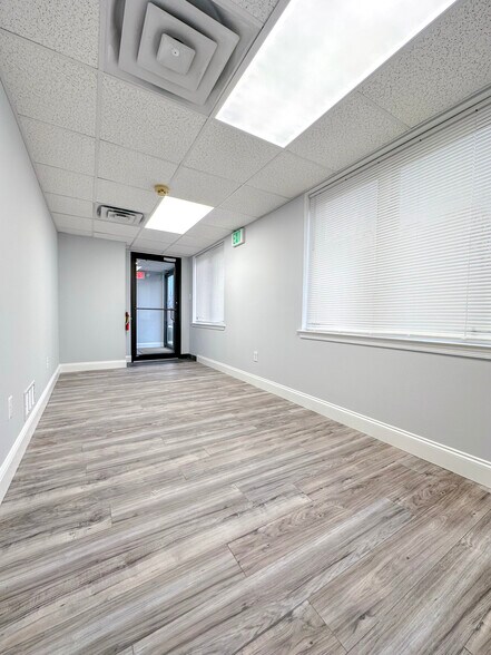 More Photos Of 406 E Pennsylvania Blvd, Feasterville Trevose Light Distribution For Lease