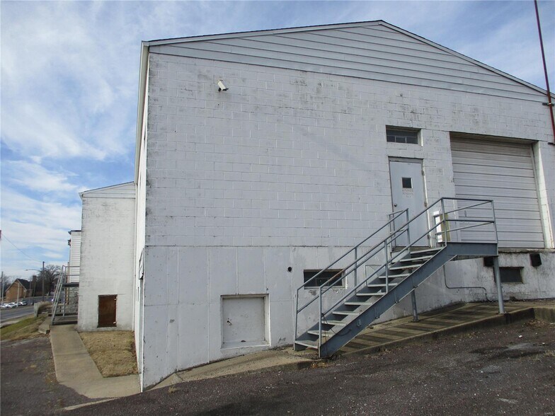 Primary Photo Of 1915 State St, Chester Manufacturing For Sale