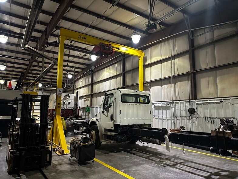 More Photos Of 302 Thunder Rd, Duenweg Warehouse For Lease