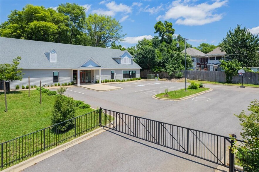 More Photos Of 1430 Poplar Ave, Memphis Office For Sale