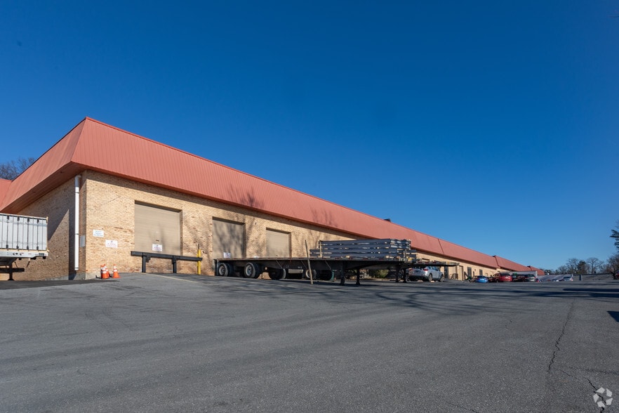 More Photos Of 4700-4724 Benson Ave, Arbutus Warehouse For Lease