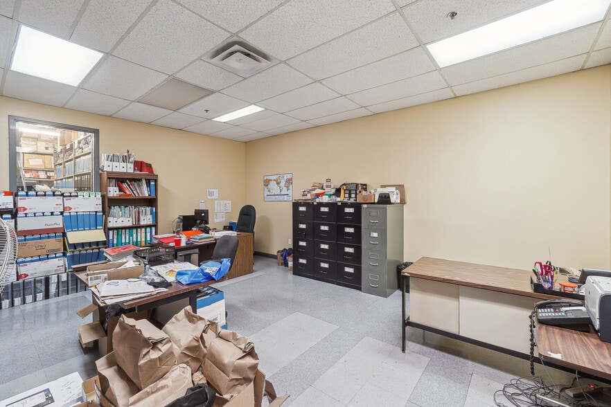 More Photos Of 1300 Rue De Louvain O, Montréal Light Manufacturing For Lease