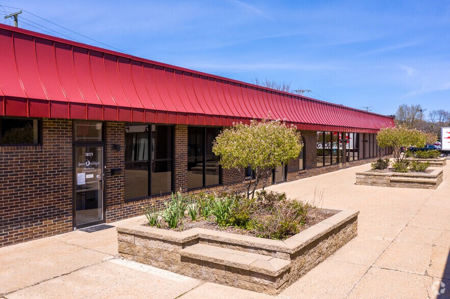 More Photos Of 19171-19191 Merriman Rd, Livonia Unknown For Lease