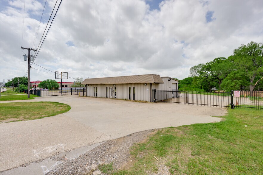 More Photos Of 801 N Walton Walker Hwy, Irving Warehouse For Lease
