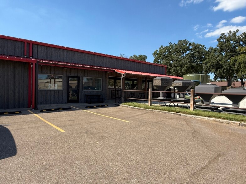 More Photos Of 204 S Walnut St, Hico General Retail For Lease